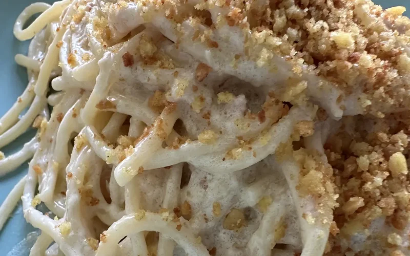 spaghetti tonno e pangrattato croccante