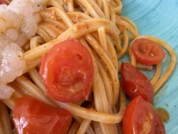 Come si preparano gli spaghetti al pomodorini e tartarre di gamberi
