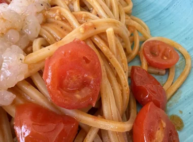 Come si preparano gli spaghetti al pomodorini e tartarre di gamberi