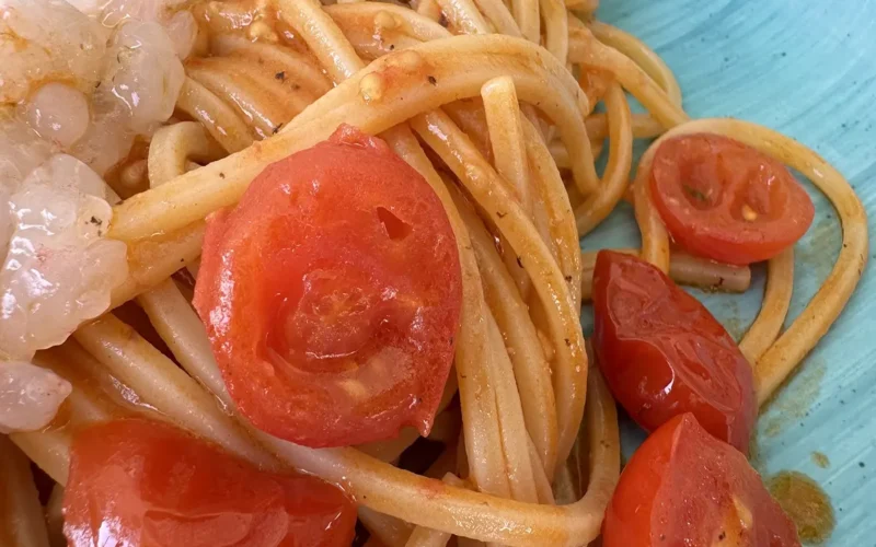 Come si preparano gli spaghetti al pomodorini e tartarre di gamberi