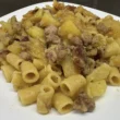 Pasta con patate e salsiccia alla birra