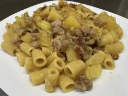 Pasta con patate e salsiccia alla birra