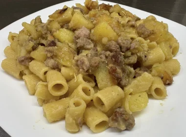 Pasta con patate e salsiccia alla birra