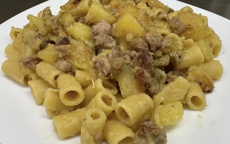 Pasta con patate e salsiccia alla birra