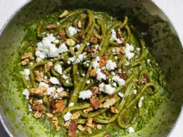 Pesto di Basilico Profumato al Limone con Feta Greca e Noci Tostate sulla Brace