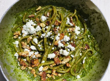 Pesto di Basilico Profumato al Limone con Feta Greca e Noci Tostate sulla Brace