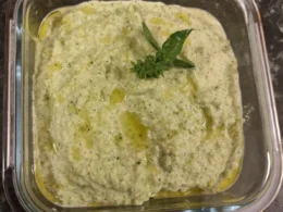 Pesto di zucchine con mandorle, parmigiano ed una generosa dose di basilico