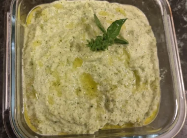 Pesto di zucchine con mandorle, parmigiano ed una generosa dose di basilico
