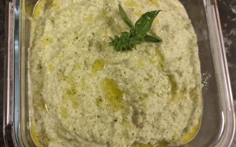 Pesto di zucchine con mandorle, parmigiano ed una generosa dose di basilico