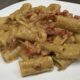 Rigatoni con pesto di rucola, pomodorini datterini, noci e gamberetti
