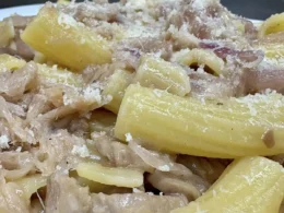 Tortiglioni con cipolla caramellata, porchetta e pecorino copia