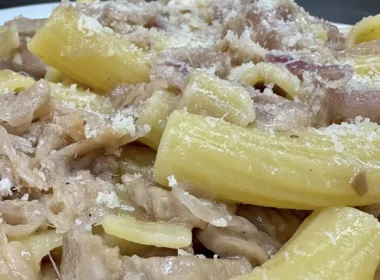 Tortiglioni con cipolla caramellata, porchetta e pecorino copia