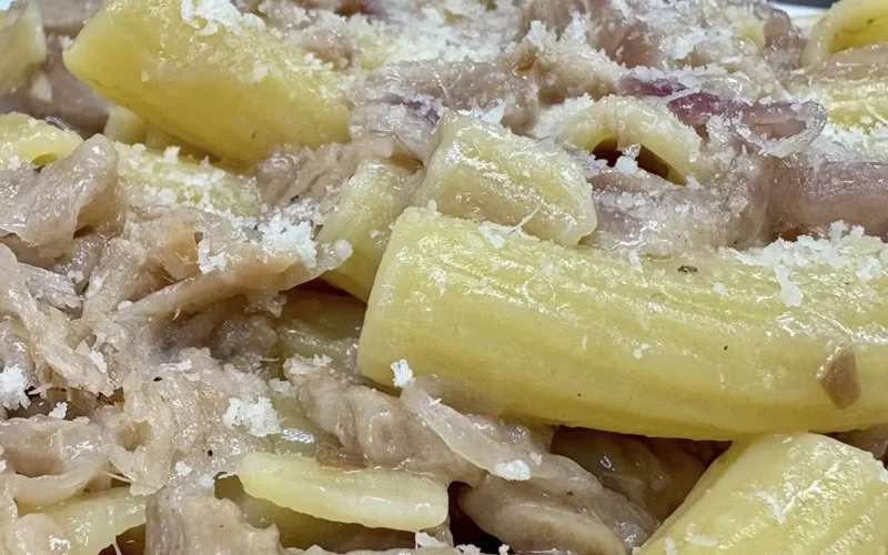 Tortiglioni con cipolla caramellata, porchetta e pecorino copia