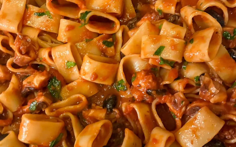 pasta totani olive e capperi alla puttanesca
