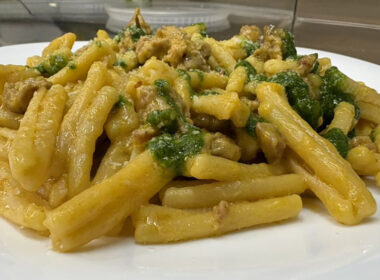 Casarecce con salsiccia, crema di peperoni e pesto di rucola