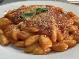 Gnocchi con ragù come lo sai fare tu, cremoso cremoso