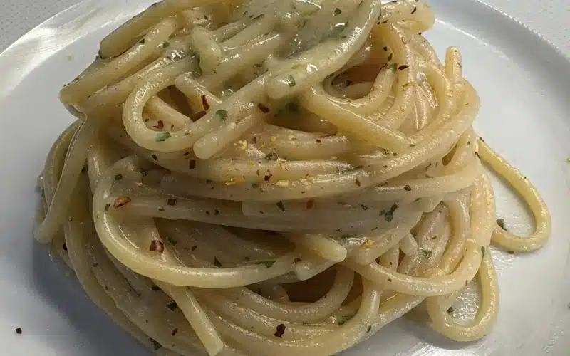 Spaghetti aglio, olio, peperoncino e parmigiano.