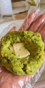 Gelatini croccanti di broccoli e patate dal cuore filante