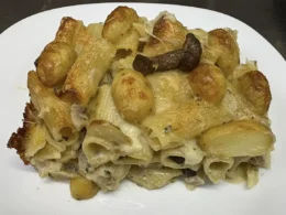 Rigatoni con patanielli, funghi e fior di latte di Agerola