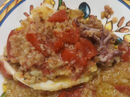 Calamari gratinati con pangrattato aglio olio pepe e pomodorini