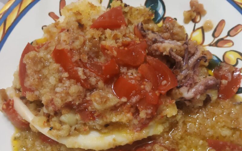 Calamari gratinati con pangrattato aglio olio pepe e pomodorini