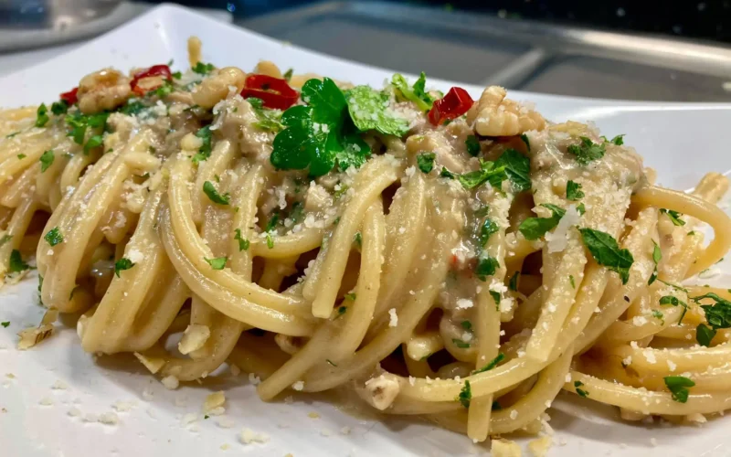 spaghetti aglio olio e peperoncino con alici