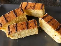 Kider brioss su un piatto nero