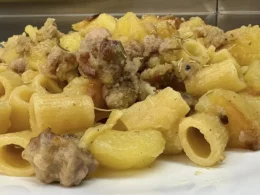 pasta con patate e salsiccia alla birra