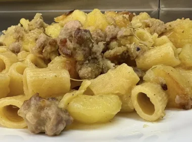 pasta con patate e salsiccia alla birra
