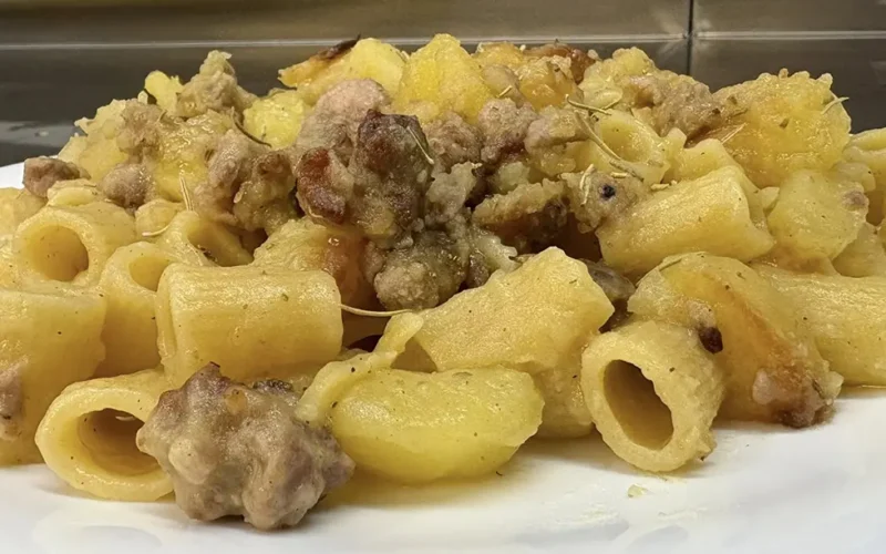 pasta con patate e salsiccia alla birra