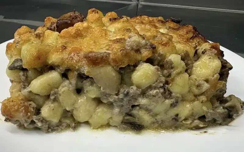 Chicche di patate con carne macinata, salsiccia e funghi