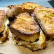Crostone di pane con bacon, scamorza, friarielli