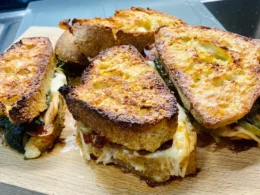 Crostone di pane con bacon, scamorza, friarielli