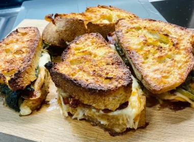 Crostone di pane con bacon, scamorza, friarielli