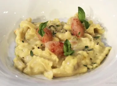 pasta patate provola e tartarre di scampi