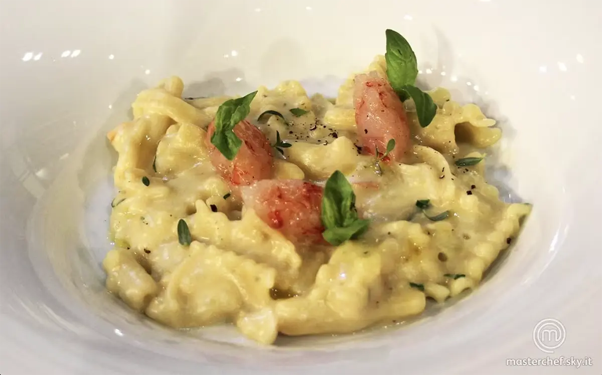 pasta patate provola e tartarre di scampi