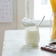 yougurt cioccolata e spaghetti su una tavola