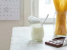 yougurt cioccolata e spaghetti su una tavola