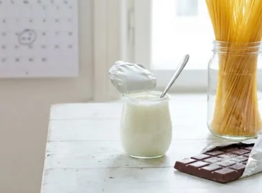 yougurt cioccolata e spaghetti su una tavola