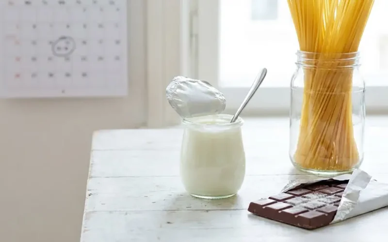 yougurt cioccolata e spaghetti su una tavola
