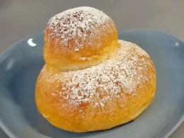 Una brioche con la pallina o tuppo morbida con una nuvola
