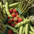 asparagi, piselli, fragole e carciofi