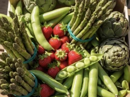 asparagi, piselli, fragole e carciofi