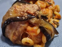 Un piatto di anelletti con le melanzane in friggitrice ad aria buonissimi
