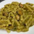 Trofie pugliesi con vellutata di patate, pesto di basilico con pecorino e cozze.