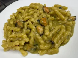 Trofie pugliesi con vellutata di patate, pesto di basilico con pecorino e cozze.