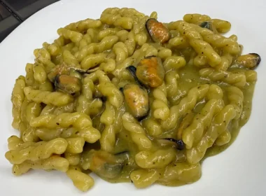 Trofie pugliesi con vellutata di patate, pesto di basilico con pecorino e cozze.