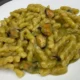 Trofie pugliesi con vellutata di patate, pesto di basilico con pecorino e cozze.