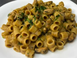 Tubettoni con vellutata di lenticchie e cozze