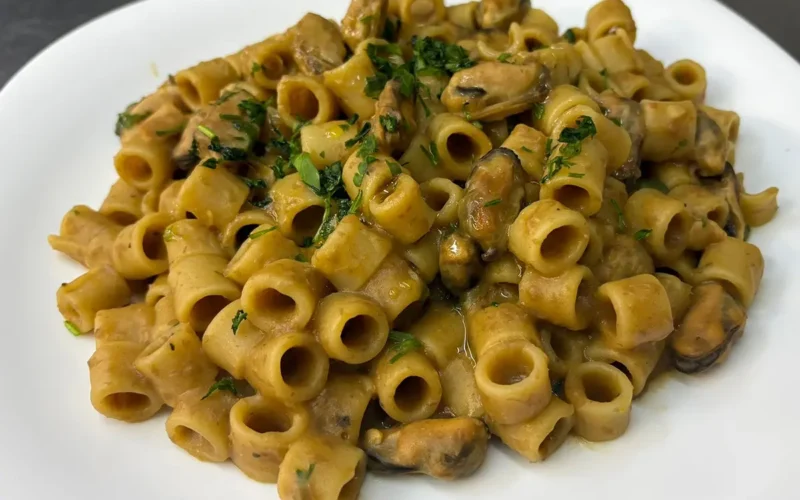 Tubettoni con vellutata di lenticchie e cozze